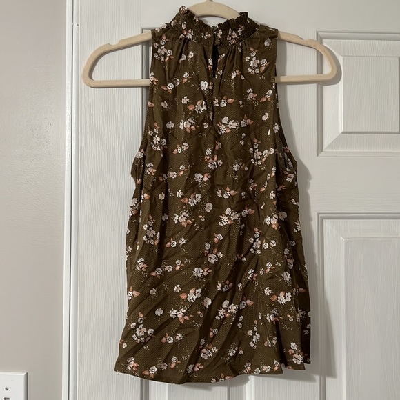 Green tank top. - Picture 3 of 5